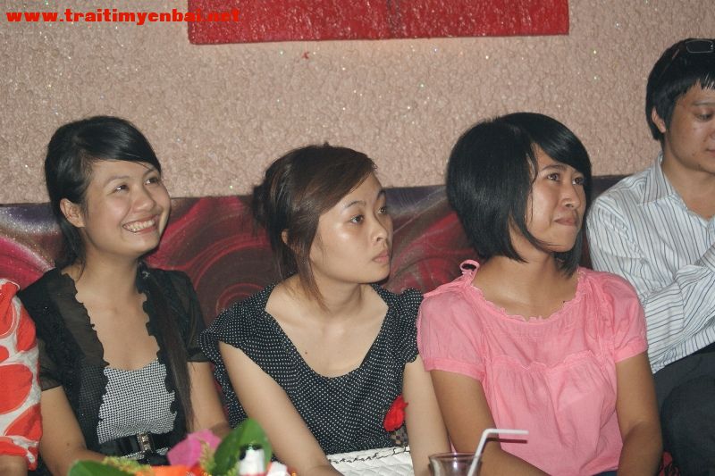 miss TTYB (ngoài cùng bên trái)